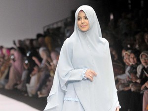 Beredar Foto Risty Tagor Lepas Hijab, Mulan Jameela Komentari Foto Dhani-Maia