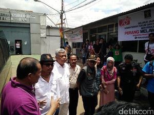 Keluarga dan Kerabat Jenguk Eks Menkes Siti Fadilah di Rutan Pondok Bambu