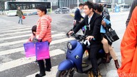 Dua orang remaja yang tengah naik sepeda motor terlihat mengganggu seorang ibu dan anaknya untuk menyebrang di zebra cross.
