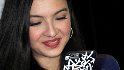 Raline Shah Lagi Lihat Apa Sih?