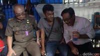 Dalam inspeksi mendadak nya ini, Djarot mengajak para pedagang kaki lima agar mau di tata pada tempatnya.
