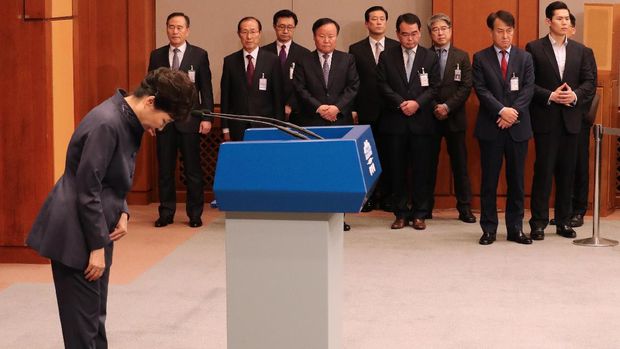 Presiden Park membungkukkan badan saat meminta maaf pada rakyatnya terkait kasus ini