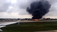 Pesawat itu jatuh dan terbakar. Ed De Gaetano/Reuters TV/detikFoto.