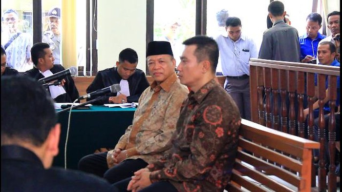2 Mantan Ketua DPRD Riau Diadili dalam Kasus Korupsi APBD