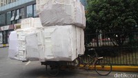 Mereka juga membawa muatan berlebih.