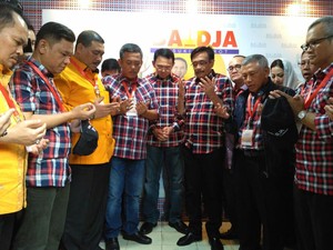 Ahok-Djarot Tiba di JIEXPO, Pendukung Saling Dorong Berebut Masuk