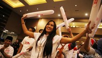 Pendukung Anis-Sandi meneriakan yel-yel.