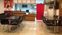 Mu Gung Hwa dikenal sebagai swalayan makanan khas Korea. Tapi di lantai 2 ada tempat makan kecil yang menyediakan jajanan populer Korea. Tampilannya seperti kantin yang bersih dan sederhana.