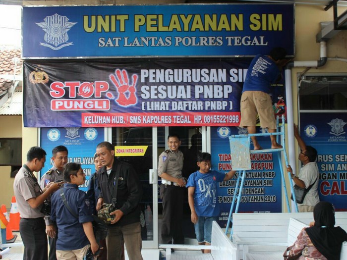 Polres di Jateng Pasang Spanduk Anti Pungli yang Cantumkan Nomor Kapolres