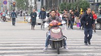 Menggunkana zebra cross dan tak menggunakn helm.