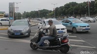 Tak hanya pengendara motor, sejumlah mobil juga parkir sembarangan di persimpangan jalan.