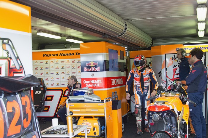 PHILLIP ISLAND, VICTORIA - OCTOBER 23: Marc Marquez of Spainand Repsol Honda Team returns in box after crashed out during the MotoGP race during the MotoGP of Australia - Race during the 2016 MotoGP of Australia at Phillip Island Grand Prix Circuit on October 23, 2016 in Phillip Island, Australia.  (Photo by Mirco Lazzari gp/Getty Images)