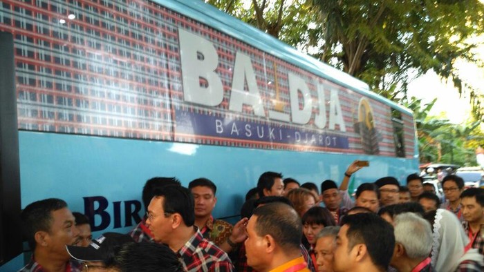 Djarot Minta Pendukungnya Tenang dan Senyum Saat Pengundian Nomor Urut