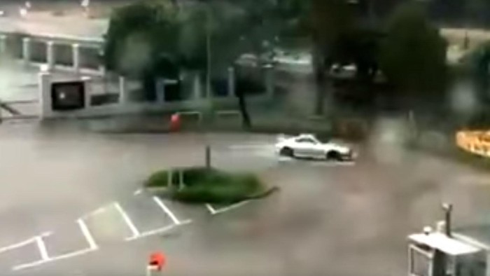 Pemuda Ini Nge-Drift di Genangan Air