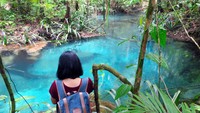 Kalibiru ini letaknya berada di dalam kawasan Teluk Mayalibit. Lihatlah airnya yang berwarna biru, sungguh indah bukan? (Wahyu Setyo Widodo/detikcom)