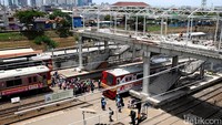 Pekerja menyelesaikan pembangunan JPO di ujung peron 5 dan 6 Stasiun Tanah Abang, Jakarta, Selasa (25/10/2016). Sementara itu, penumpang masih menyeberang melintasi rel sampai  JPO selesai dibangun.