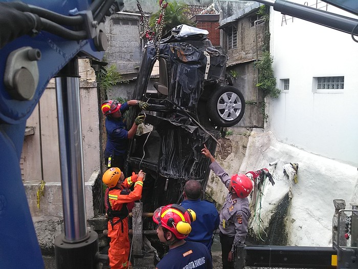 Setelah 6 Jam, Bangkai Mobil Livina yang Hanyut Akhirnya Berhasil Dievakuasi