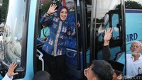Sylviana Murni menyapa para pendukungnya.