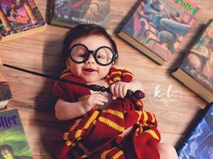 Foto Menggemaskan Bayi 3 Bulan yang Didandani Jadi Harry Potter
