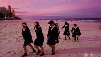 Dikala senja, sejumlah pelajar yang mengenakan setelan sailor nampak menghabiskan waktu di bibir pantai.