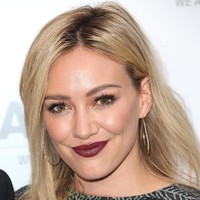 Setelah melahirkan anak keduanya, Hilary Duff mengaku minum plasentanya yang dijadikan sebagai jus. Pernyataannya tersebut cukup menghebohkan. Hilary mengatakan bahwa smoothies plasenta yang ia minum rasanya enak.  Ini smoothies yang paling enak yang pernah aku coba. Aku tidak pernah merasakan smoothies begitu menyenangkan sejak usia 10 tahun. Kandungan kalori dengan jus dan buah, semuanya tercampur nikmat, ujar Hilary.  Foto: Getty Images