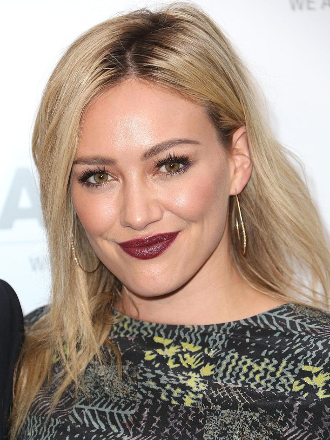 Setelah melahirkan anak keduanya, Hilary Duff mengaku minum plasentanya yang dijadikan sebagai jus. Pernyataannya tersebut cukup menghebohkan. Hilary mengatakan bahwa smoothies plasenta yang ia minum rasanya enak.  Ini smoothies yang paling enak yang pernah aku coba. Aku tidak pernah merasakan smoothies begitu menyenangkan sejak usia 10 tahun. Kandungan kalori dengan jus dan buah, semuanya tercampur nikmat, ujar Hilary.  Foto: Getty Images