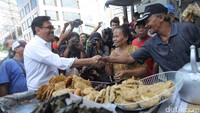 Ia terlihat akrab bersama seorang pedagang.
