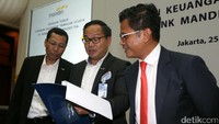 (Ki-ka) Direktur Retail Banking Tardi, Direktur Utama Bank Mandiri Kartika Wirjoatmodjo dan Direktur Finance and Treasury Pahala N Mansury tengah berdiskusi pada Paparan Publik Laporan Keuangan Triwulanan III/2016 Bank Mandiri di Jakarta Rabu, (25/10/2016).