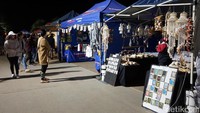 Mereka menjajakan barang dagangannya yang hanya bermodalkan tenda dengan ukuran tidak lebih 3 x 3 meter. Beragam jajajan murah mulai dari souvenir, pakaian, aksesoris hingga makanan tersedia di pasar malam tersebut.