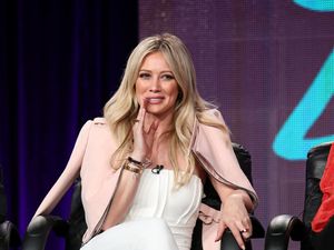 Desak Millenial Tinggal di Rumah, Hilary Duff: Setop Bunuh Lansia!