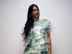 Wanita Ini Pakai Baju dari 150 Kantung ASI untuk Dukung Ibu Bekerja