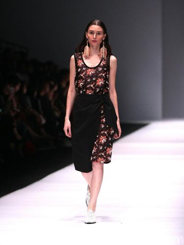 Toton Januar Tampilkan Kain Tradisional Jadi Lebih Urban di JFW 2017