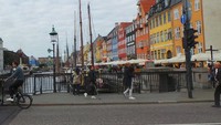 Di samping kanan dan kiri kanal terdapat aneka bangunan klasik dengan cat warna-warni sehingga terbentuklah sebuah fasad yang artistik di tepi perairan Nyhavn. Asyik buat difoto-foto dan diposting di Instagram nih! (Erwin/detikTravel)
