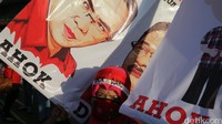 Pendukung Ahok-Djarot di tengah poster dukungan.