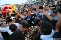 Pendukung Agus-Sylvi mengawal kedatangan calon yang mereka usung.