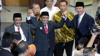 Soni Sumarsono diapit Ahok dan Djarot saat acara pelantikan di Kantor Kemendagri, Jl Medan Merdeka Utara, Jakarta, Rabu (26/10/2016).