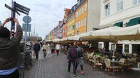 Suasana di Nyhavn pun bersih, asri dan nyaman. Jalan kaki asyik, naik sepeda juga (Erwin/detikTravel)