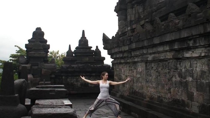 Traveler Cantik Ini Keliling Dunia Sambil Yoga
