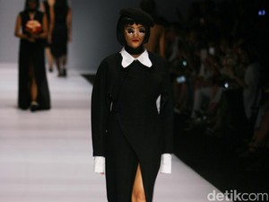 Patrick Owen Tampilkan Busana Cheongsam Edgy Terinspirasi dari Sang Bunda