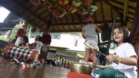 Mereka juga sangat bersemangat saat memainkan gamelan.