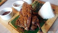 Bebek goreng crispy berwarna kecokelatan yang renyah di luar dan empuk di dalam sangat enak. Ditaburi dengan serundeng dan disantap dengan urap sayuran makin pas dipadu dengan tiga jenis sambal.