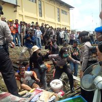  Penertiban rumah yang berada di pinggiran rel di Jalan Timah, Medan, Sumut, Rabu (26/10/2016)