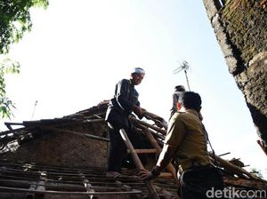 Berkah Kuncen Abah Tarmedi, Rumah Reyotnya Diperbaiki karena Aduan Warga