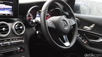 Grille depannya dilapisi krom yang mempercantik tampilan GLC.