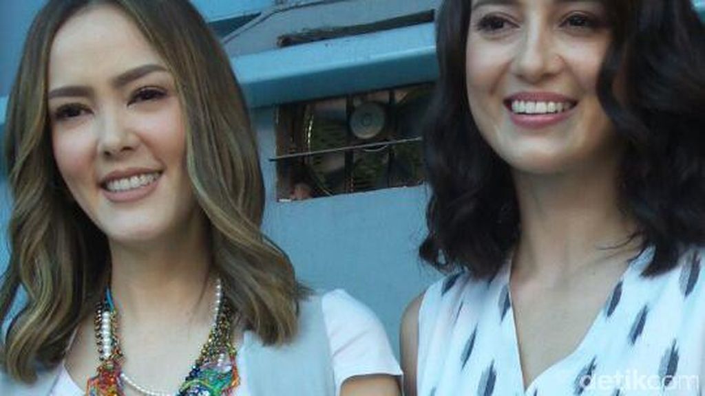 Intip Kekompakan Cathy Sharon dan Julie Estelle