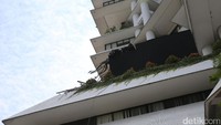 Gondola itu jatuh dari lantai 23 Intiland Tower. Manajemen Intiland Tower menyebut, gondola yang jatuh sedang dalam masa uji coba operasi.