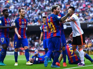 Fans Pelempar Botol Minta Maaf, Sebut Pemain Barca Pura-pura Cedera
