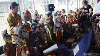 Seni tradisional Sunda yakni Wayang Golek juga dipamerkan.
