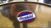 Logo Overland terlihat di mobil.