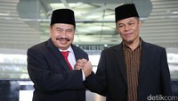 Kepala PPATK Kiagus Ahmad Badaruddin (kiri) menggantikan M Yusuf usai sertijab Kepala PPATK yang berlangsung tertutup di  gedung PPATK, Rabu (26/10/2016).